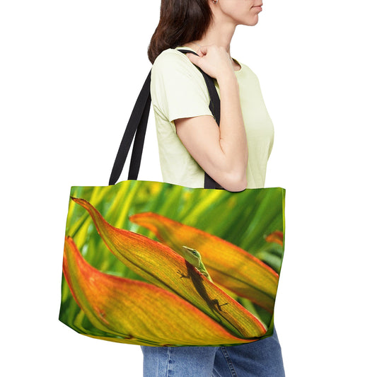 Young woman with a weekender bag featuring the sunlit gecko design hanging from her shoulder.