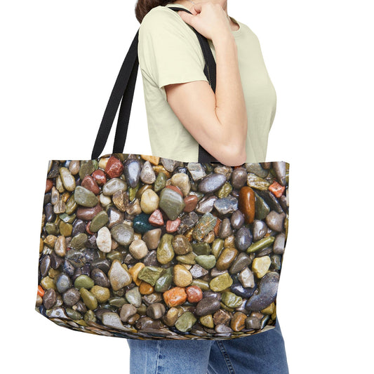 Young woman with a weekender bag featuring the pebbles and stones design hanging from her shoulder.