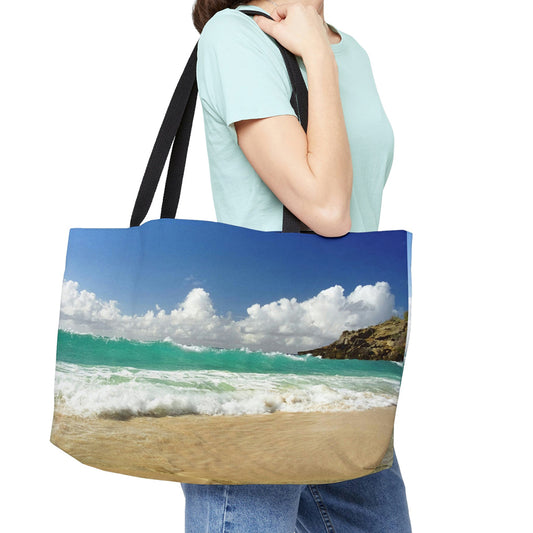 Young woman with a weekender bag featuring the crashing waves design hanging from her shoulder.