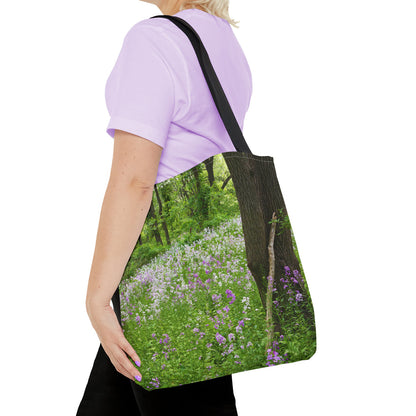 Young woman with a tote bag featuring the forest wildflowers design draped across her shoulder.