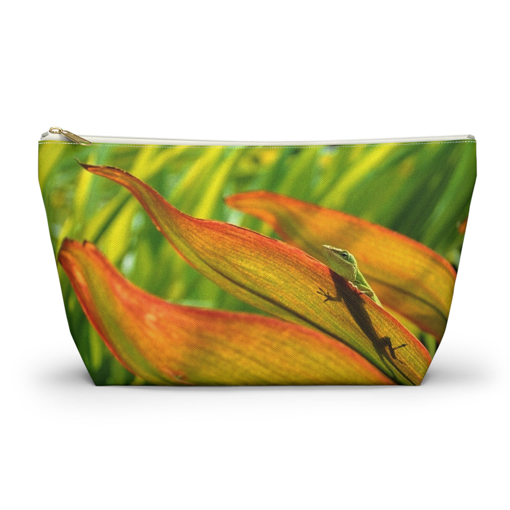 Front view of the large 12.5 x 7.25 x 3.25 inch kit bag with sunlit green gecko design and white zipper.