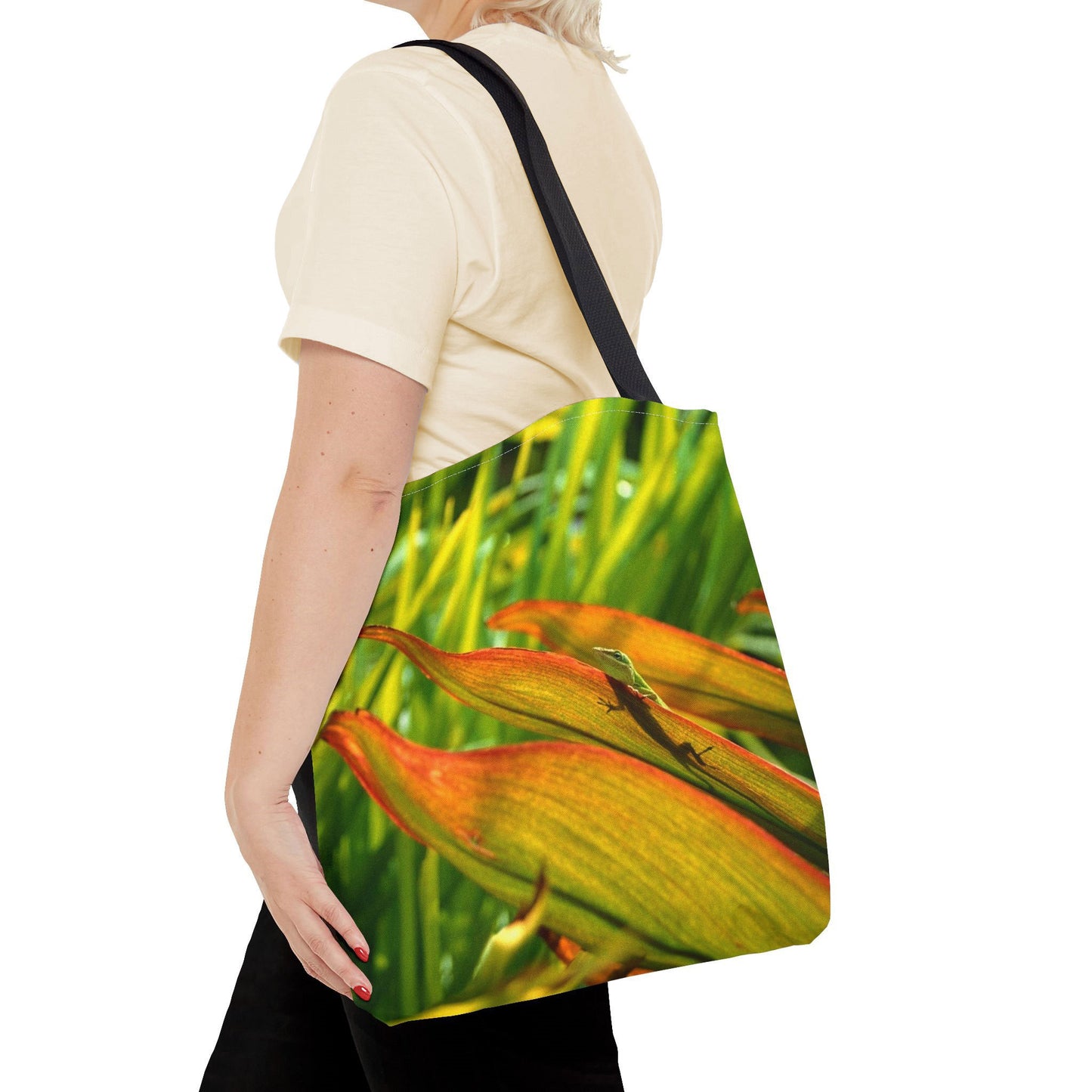 Young woman with a tote bag featuring the sunlit gecko design draped across her shoulder.