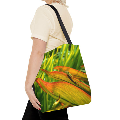 Young woman with a tote bag featuring the sunlit gecko design draped across her shoulder.
