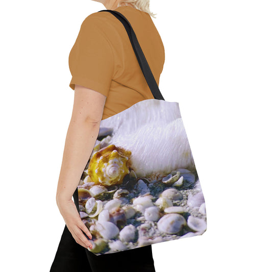 Young woman with a tote bag featuring the shell in surf design draped across her shoulder.